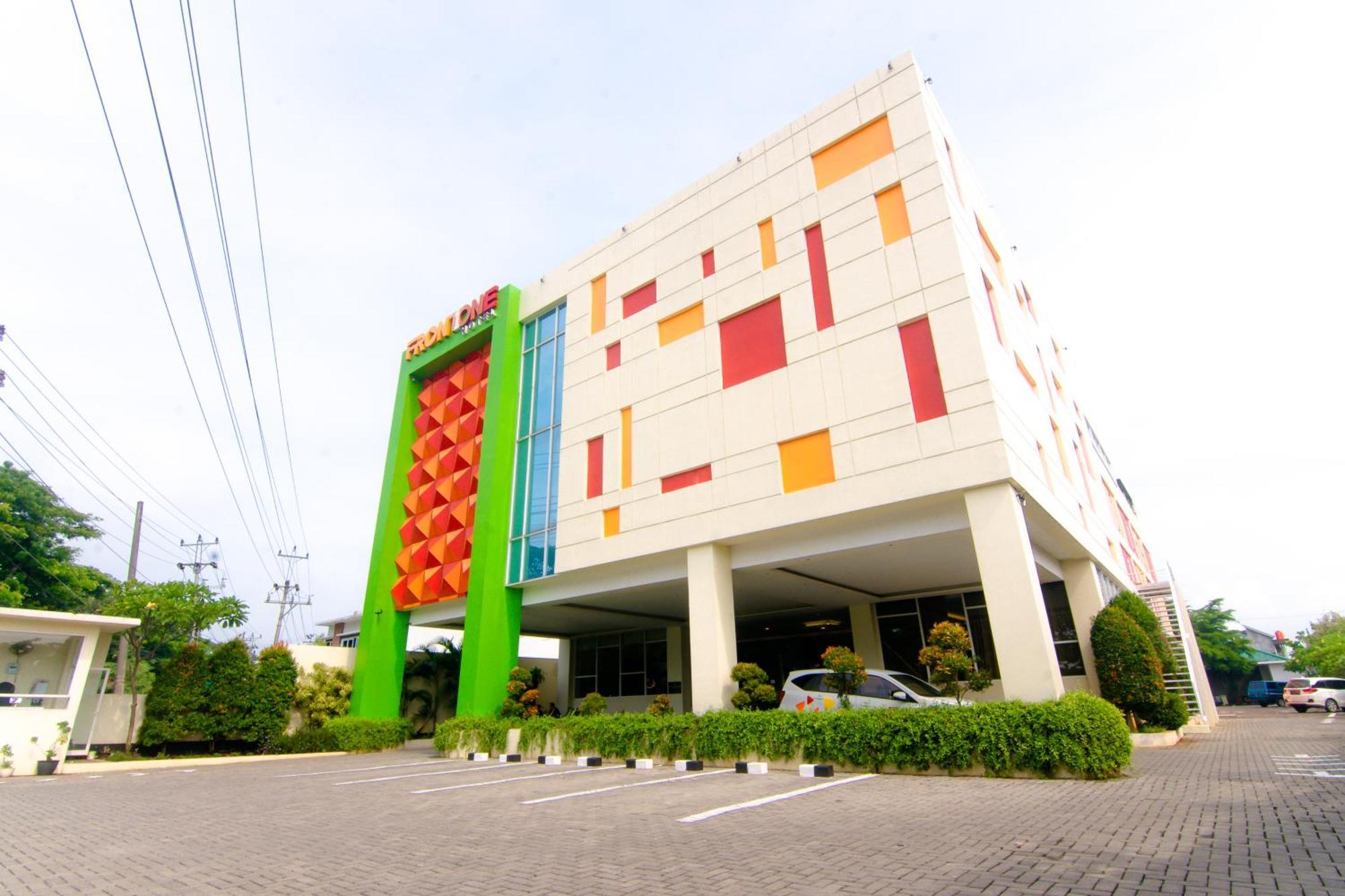 Front One Hotel Purwodadi Purwodadi  Exterior foto
